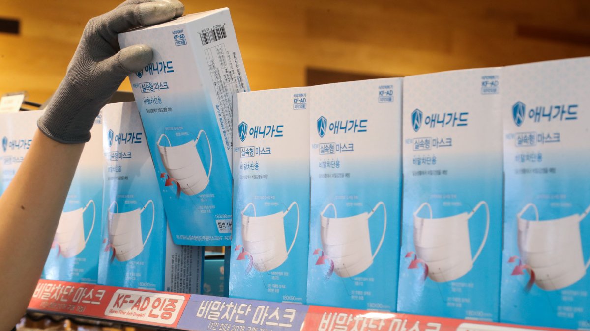 편의점, 오늘부터 침방울 차단 마스크 판매