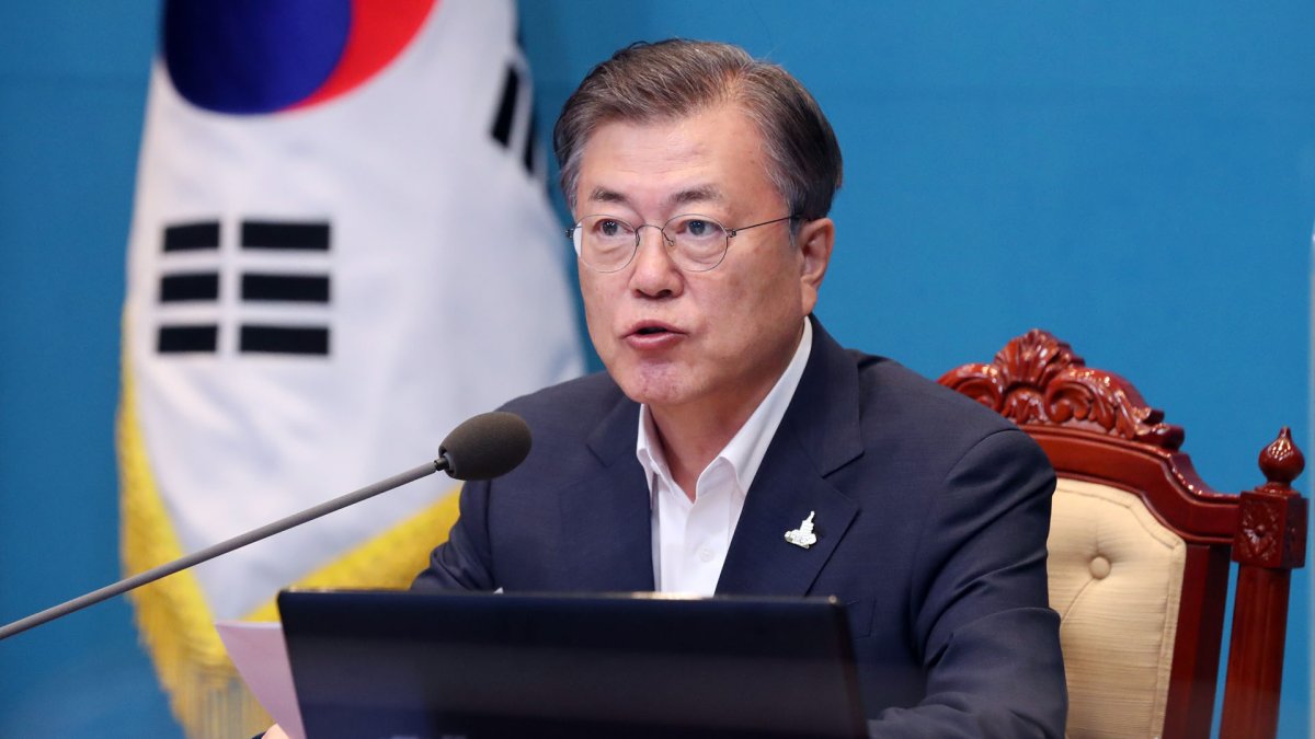 문대통령, 스가 日총리에 "언제든 마주앉을 준비"