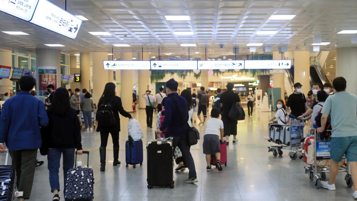 '추캉스' 인파 몰리는 제주…재확산할라 '우려'