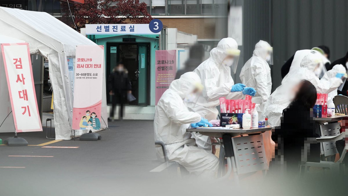 사흘째 500명대 확진…"방역조치 완화 어려울 것"