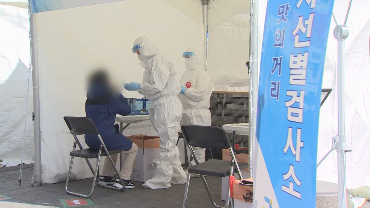 건대 음식점 종사자 전수조사…"상권 살려야죠"