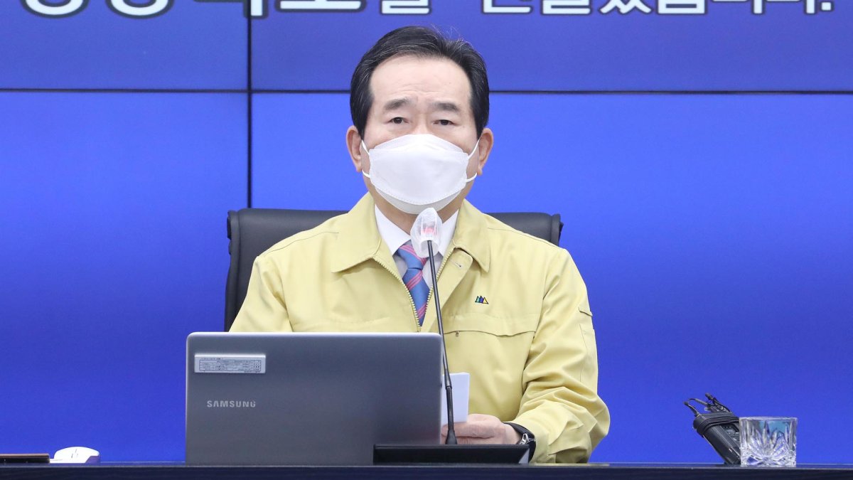 정총리 "오늘 백신 완제품 첫 출하…일상회복 첫걸음"
