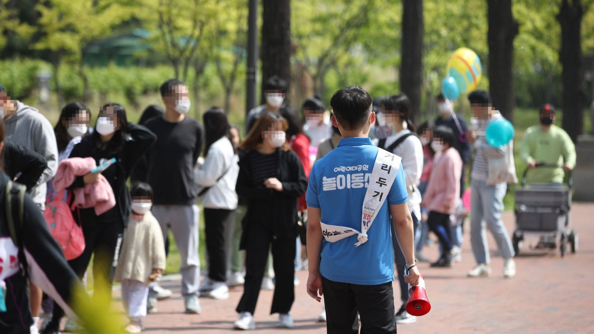 어린이날 마스크 쓴 나들이객 몰린 공원…곳곳 혼잡