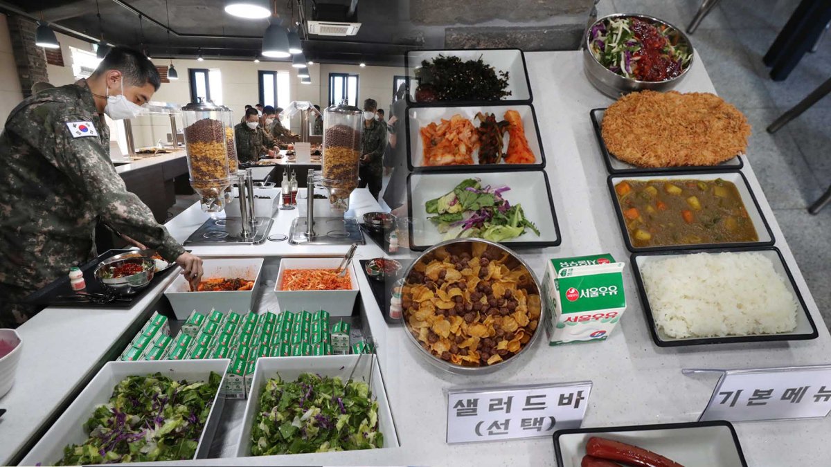 장병 추천메뉴로 식단 짠다…흰우유·건빵도 강제 안해