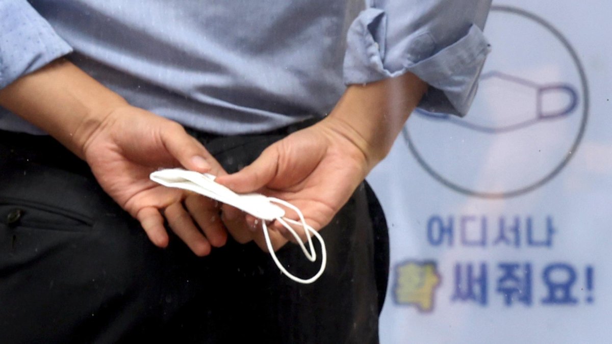 뚜렷한 유행 감소세…실외마스크 완전 해제 오늘 발표