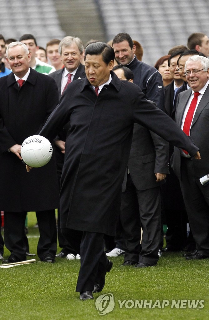 2012년 2월 국가 부주석 신분으로 아일랜드를 방문했을 때 한 축구장에서 구두를 신은 채 킥 시범을 보이고 있는 시진핑 주석(AP=연합뉴스DB) 