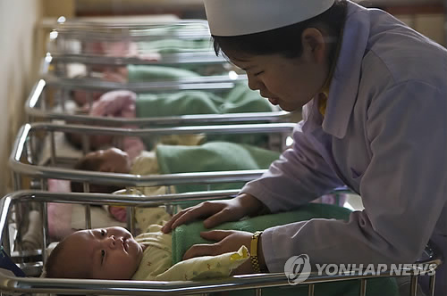 북한 평양산원의 신생아들 (AP=연합뉴스 자료사진)