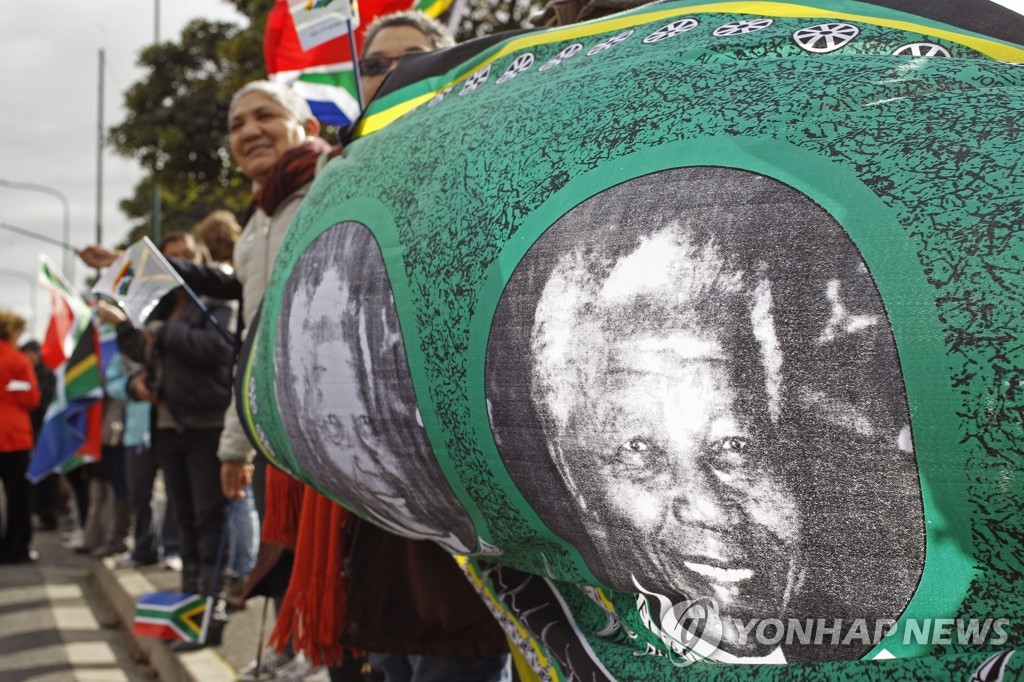 남아프리카공화국은 지난 7월 18일(현지시간) 넬슨 만델라의 95회 생일을 맞아 온 국민이 그의 생일을 축하하고 건강 회복을 기원했다. (AP=연합뉴스DB)
