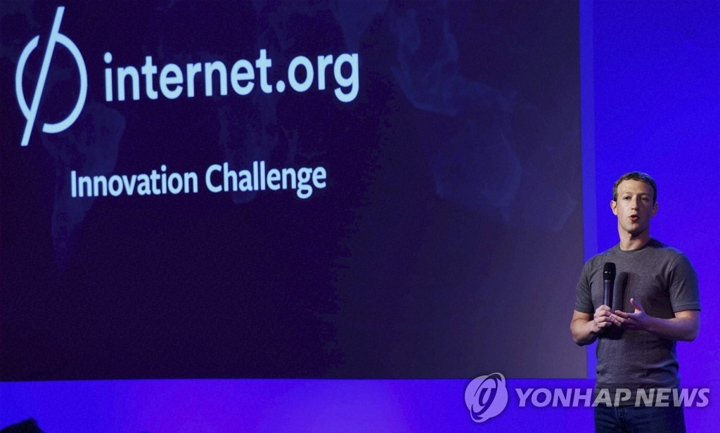 페이스북 창립자이자 최고경영자(CEO)인 마크 저커버그가 지난해 10월 인도 뉴델리에서 열린 '인터넷오알지'(interent.org) 프로젝트 회의에서 연설하고 있다. (AP=연합뉴스 자료사진)