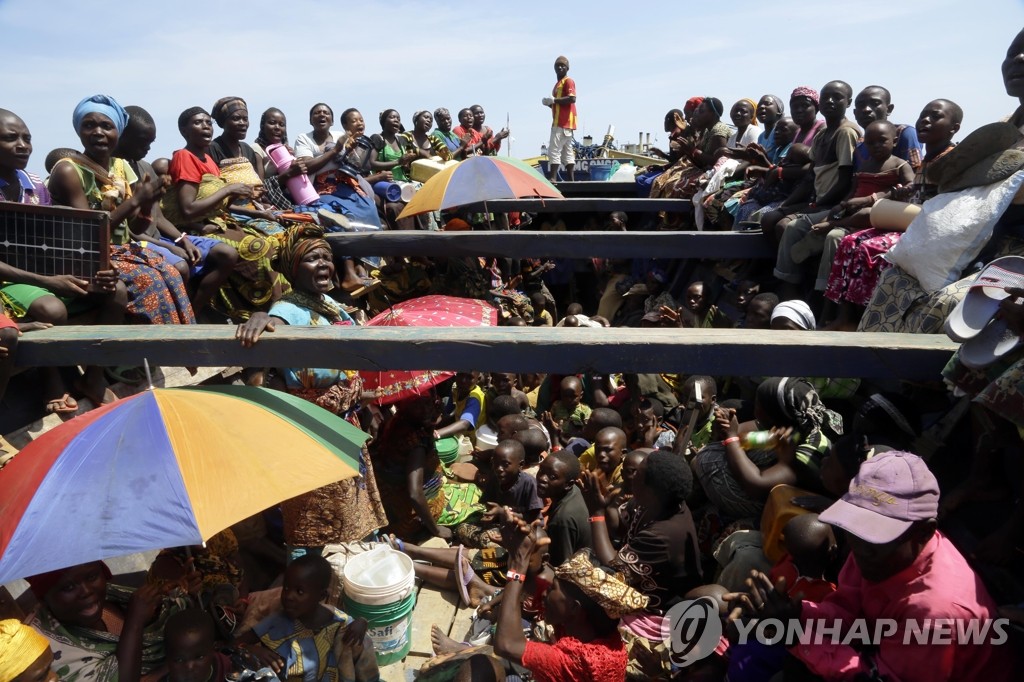 정치적 소요를 피해 탄자니아로 피신하는 부룬디 난민(AP=연합뉴스 DB)