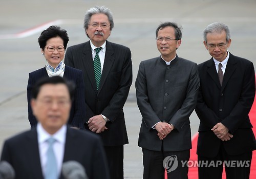 장더장 중국전국인민대표대회 상무위원장(앞줄)과 캐리 람 전 홍콩 정무사장(뒷줄 왼쪽), 존 창 전 재정사 사장(뒷줄 왼쪽 두번째)(AP=연합뉴스)