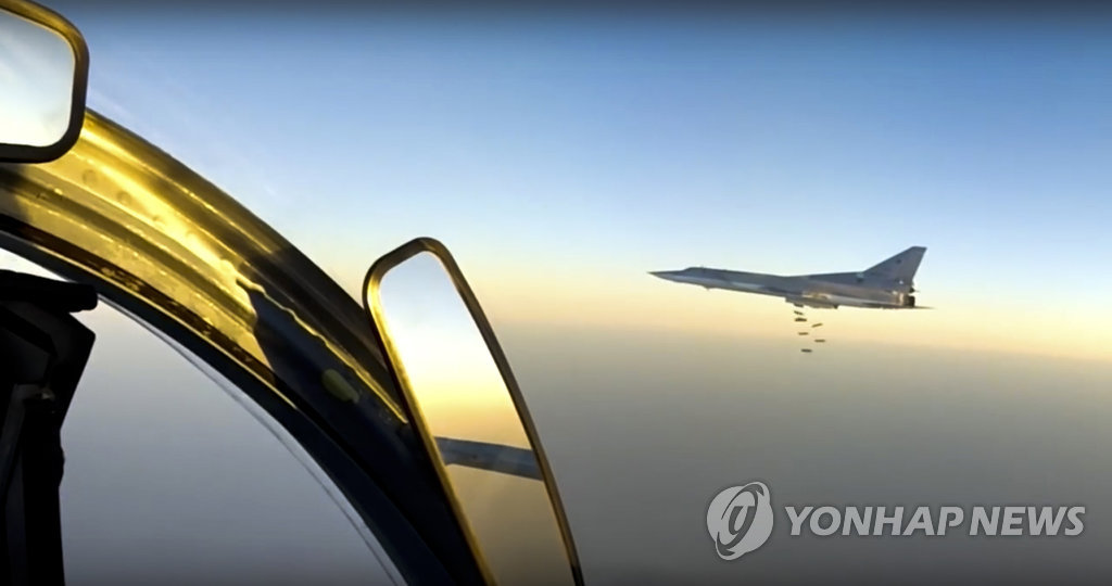 시리아에 공습 작전 중인 러시아 전투기[러시아 국방부 제공, AP=연합뉴스 자료사진