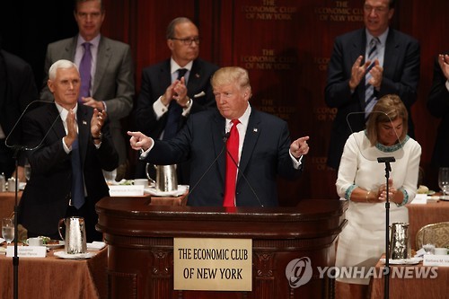 뉴욕 경제클럽에서 연설하는 도널드 트럼프