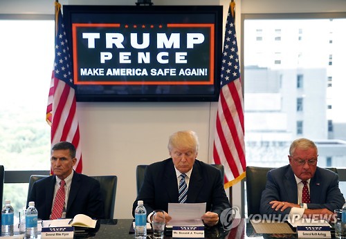 지난 8월 미국 공화당 대선후보였던 도널드 트럼프 대통령 당선인이 마이클 플린(왼쪽) 전 국가정보국(DIA) 국장 등 참모들과 안보 정책을 논의하는 모습[AP=연합뉴스]