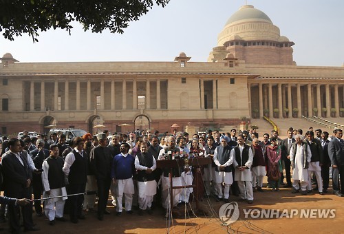 지난 16일 인도 뉴델리에서 야당 의원들이 화폐 개혁에 반대하는 기자회견을 하고 있다.[AP=연합뉴스 자료사진]