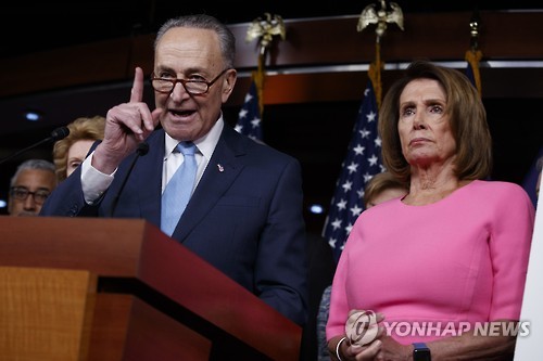 美민주당 소속 척 슈머(왼쪽) 상원 원내대표와 낸시 펠로시 하원 원내대표