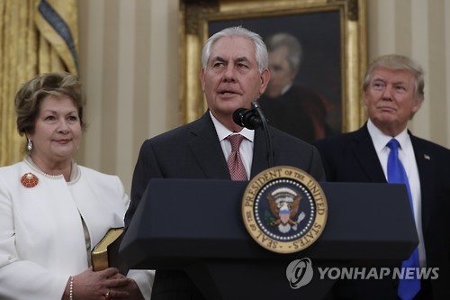 취임하는 틸러슨 국무장관(가운데)