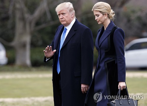 도널드 트럼프 미국 대통령과 딸 이방카[AP=연합뉴스 자료사진]