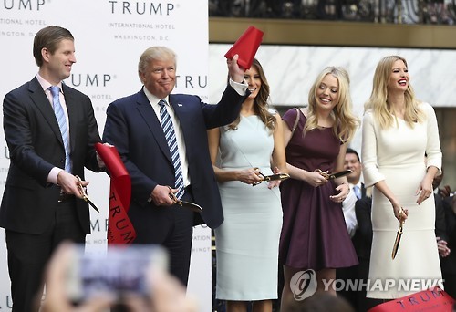 지난해 10월 트럼프호텔 개장 당시 트럼프 가족