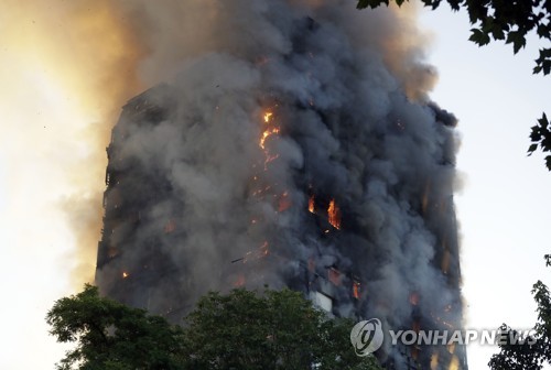 런던 24층 아파트서 큰불…경찰 "여러명 부상"(종합) - 3