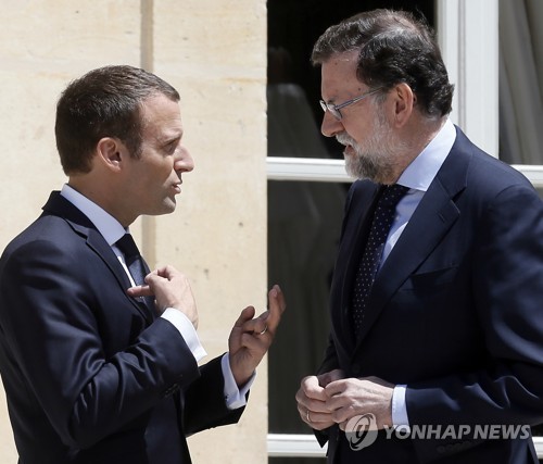스페인 총리와 대화하는 마크롱 