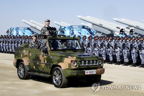 건군 90주년 열병식에서 전투복 입고 사열하는 시진핑
