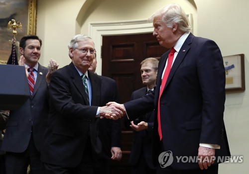 미치 매코널 美 상원 공화당 원내대표와 악수하는 트럼프 대통령