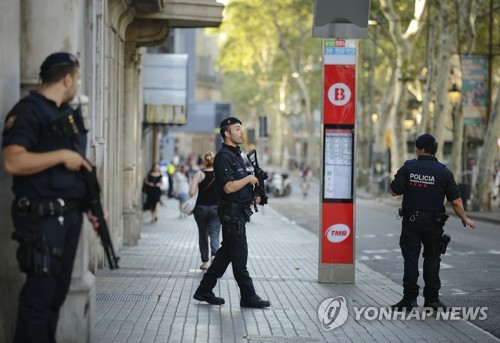 바르셀로나 람블라스 거리를 순찰하는 무장경찰들