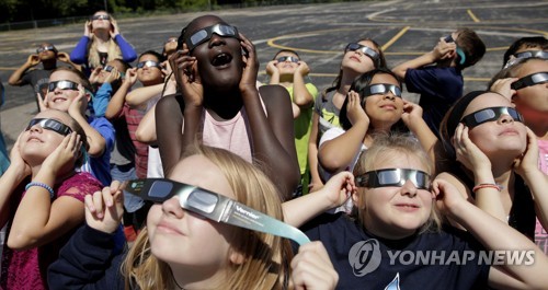 개기일식 관측용 특수 안경을 착용한 미 초등학생들