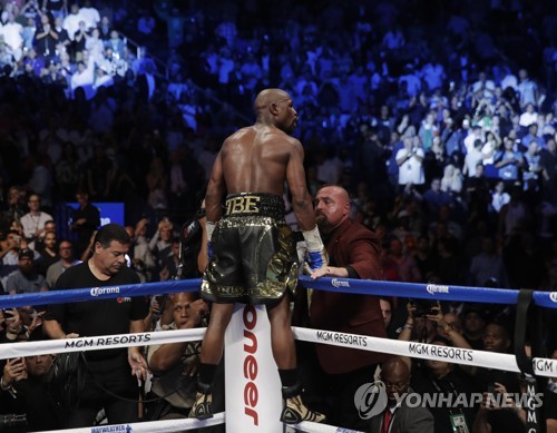 승리 자축하는 메이웨더 (AP=연합뉴스)