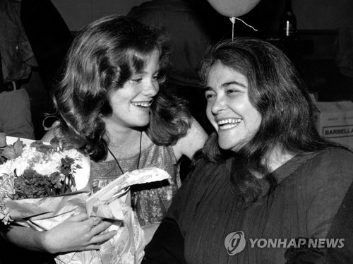 1979년 생전의 케이트 밀레트(오른쪽)