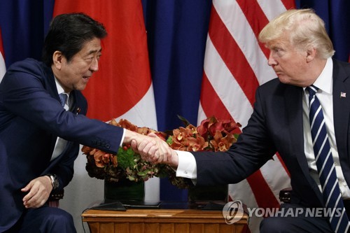 아베 신조 일본 총리와 회동 중인 도널드 트럼프 대통령