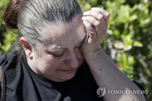 라스베이거스 총기 참사에 눈물을 흘리는 사람