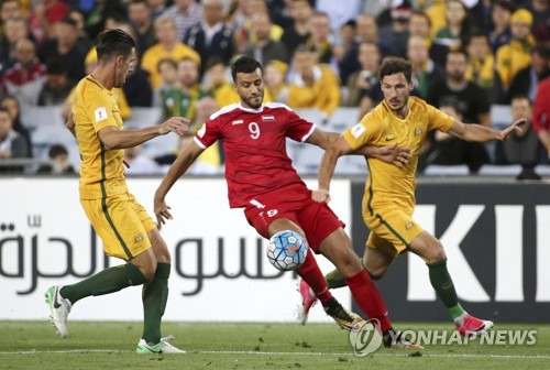 호주전 선제골 주인공 시리아의 알 소마(가운데)