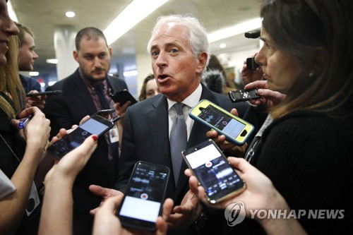의회서 기자회견 중인 밥 코커 상원 외교위원장