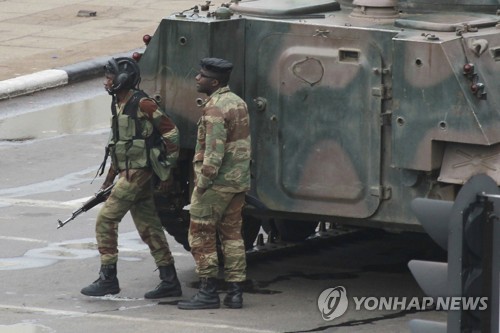 짐바브웨 대통령 집무실로 향하는 도로에 배치된 장갑차량