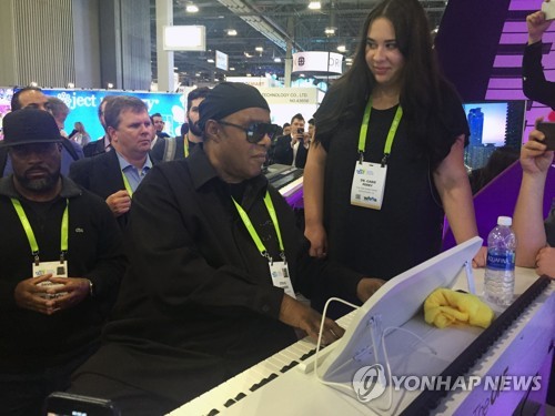 지난 10일 미국 'CES 2018'에서 '스마트 피아노' 를 연주해 보는 스티비 원더