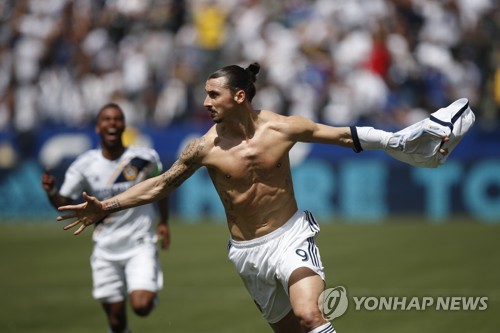 데뷔골 후 환호하는 즐라탄