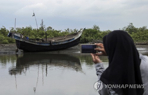 2018년 4월 20일 인도네시아 아체 주 비루에우엔 리젠시(군·郡) 해안에서 좌초된 채 발견된 로힝야족 난민선. [AP=연합뉴스]