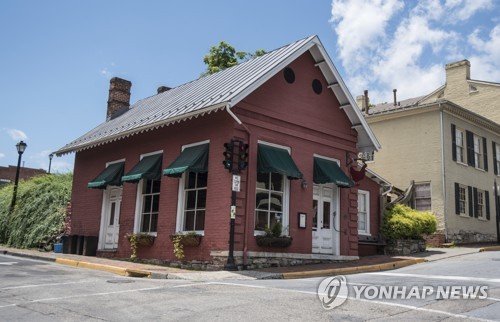 미 백악관 대변인을 쫓아낸 식당 레드 헨