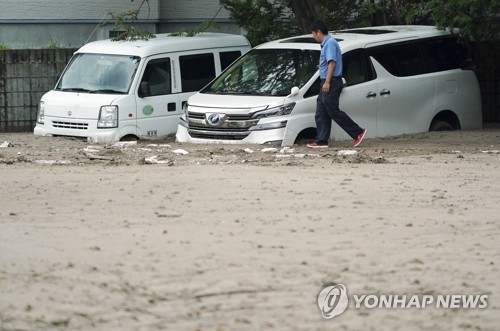 홋카이도 지진 영향으로 흙에 묻힌 차들