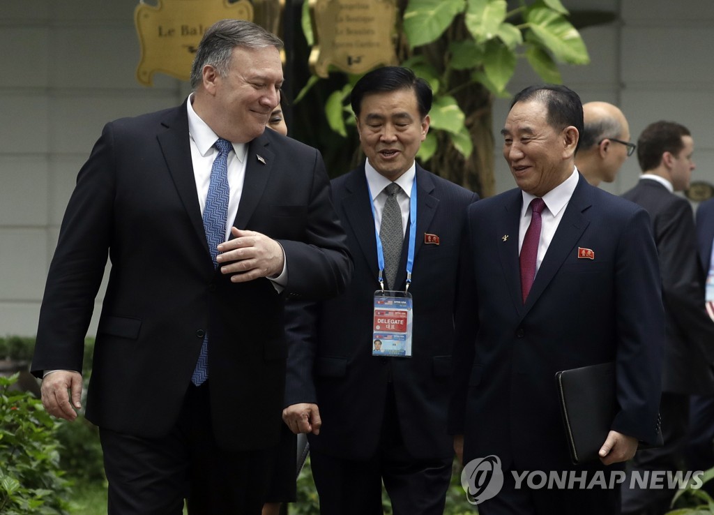 함께 이동하는 폼페이오와 김영철