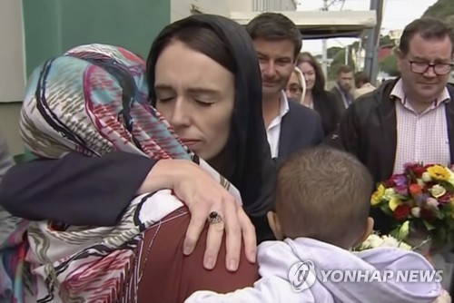 사건 현장 인근에서 애도하는 여성을 안아주는 저신다 아던 뉴질랜드 총리