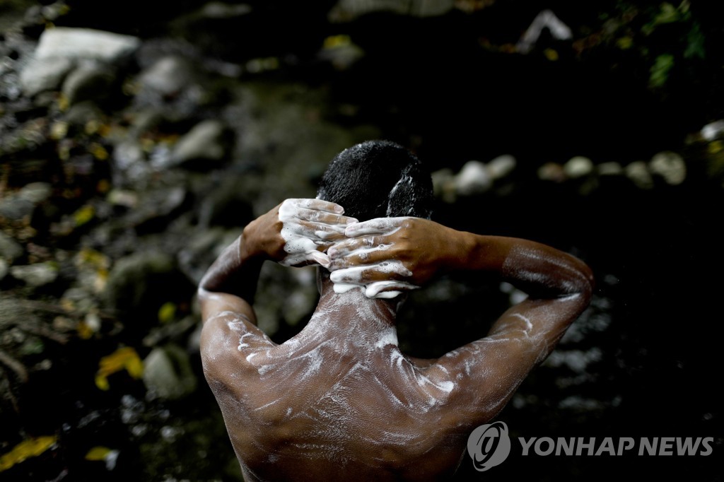 계곡에서 몸을 씻는 베네수엘라 카라카스 주민