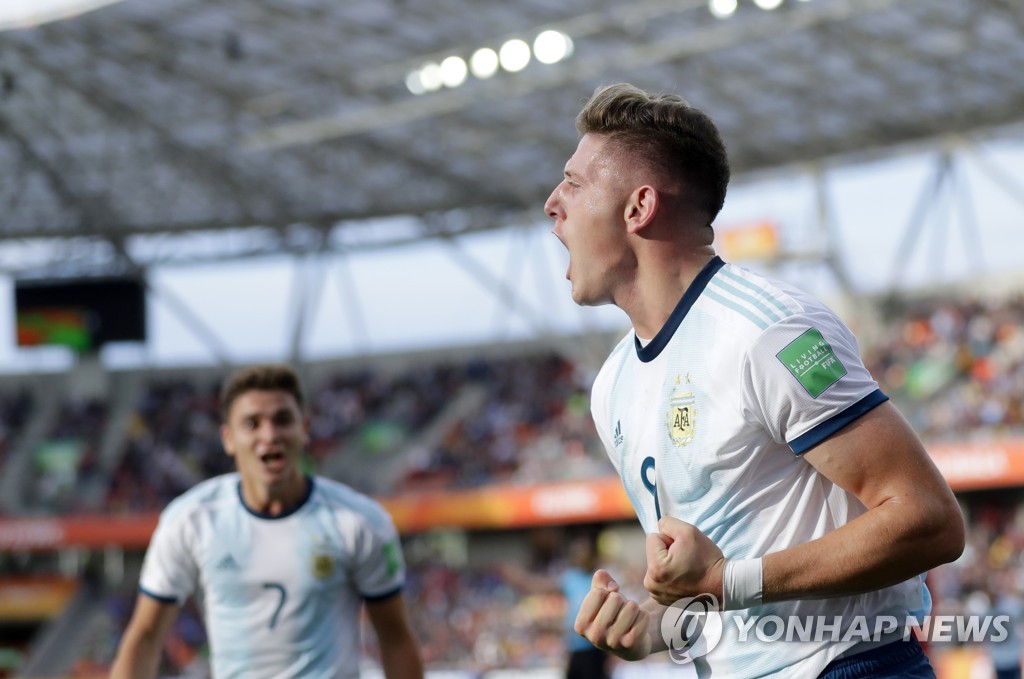 득점을 기뻐하는 아르헨티나의 아돌포 가이치