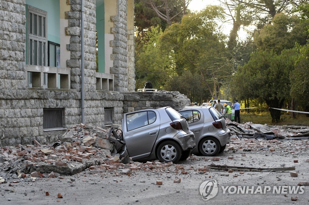 21일(현지시간) 알바니아에서 발생한 지진으로 파손된 건물과 자동차들. [AP=연합뉴스]
