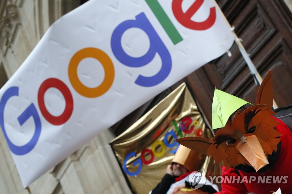 지난 1월 프랑스 파리 구글 사옥 앞에서 진행된 뉴스 사용료 지급 촉구 시위