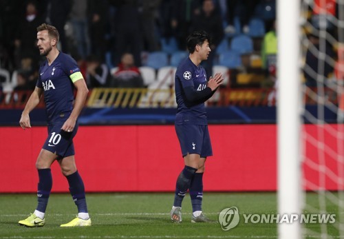 골을 터트리고 기도 세리머니를 하는 손흥민