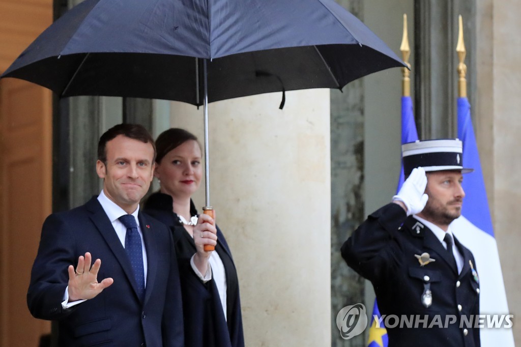 15일 엘리제궁에서 외빈을 기다리는 에마뉘엘 마크롱 프랑스 대통령(맨 왼쪽) [AP=연합뉴스] 