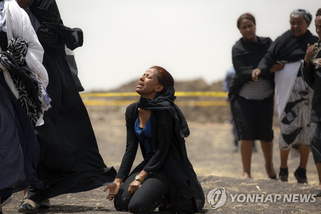작년 3월 에티오피아항공 보잉 737 맥스기 추락사고 현장에서 오열하는 유족
